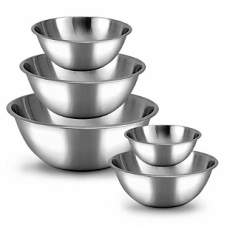 Set of stainless steel mixing bowls in various sizes.